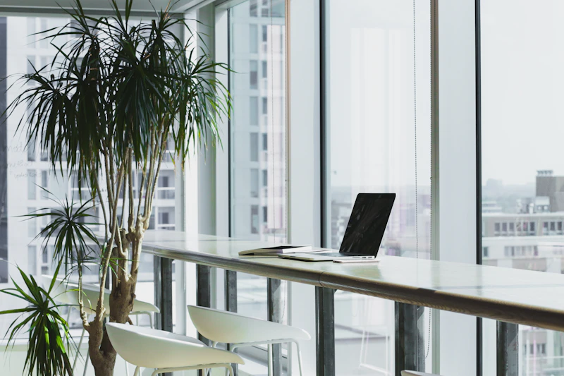 Espaço de trabalho amplo com mesas e luz natural